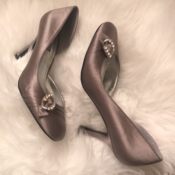 Beautiful satin dressy pump - Picture 2 of 6